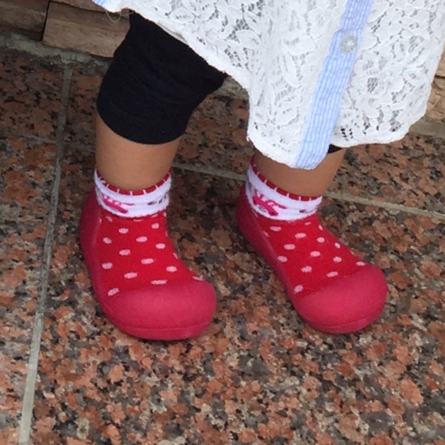 娘の赤いかわいい靴